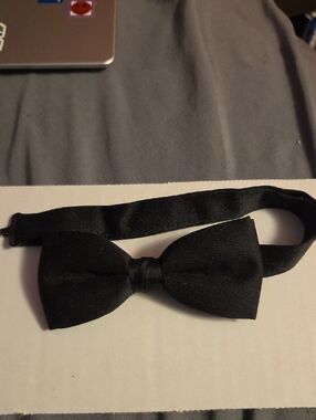 Black Clip Close Bow Tie